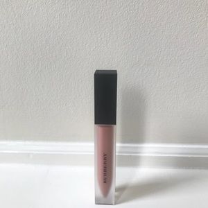 Burberry liquid lip velvet in Light Nude.
